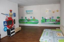 Внутренние помещения детского сада. Уголок по правилам дорожного движения